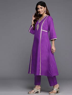 Floral Embroidered Panelled Sequinned Kurta with Trousers 5