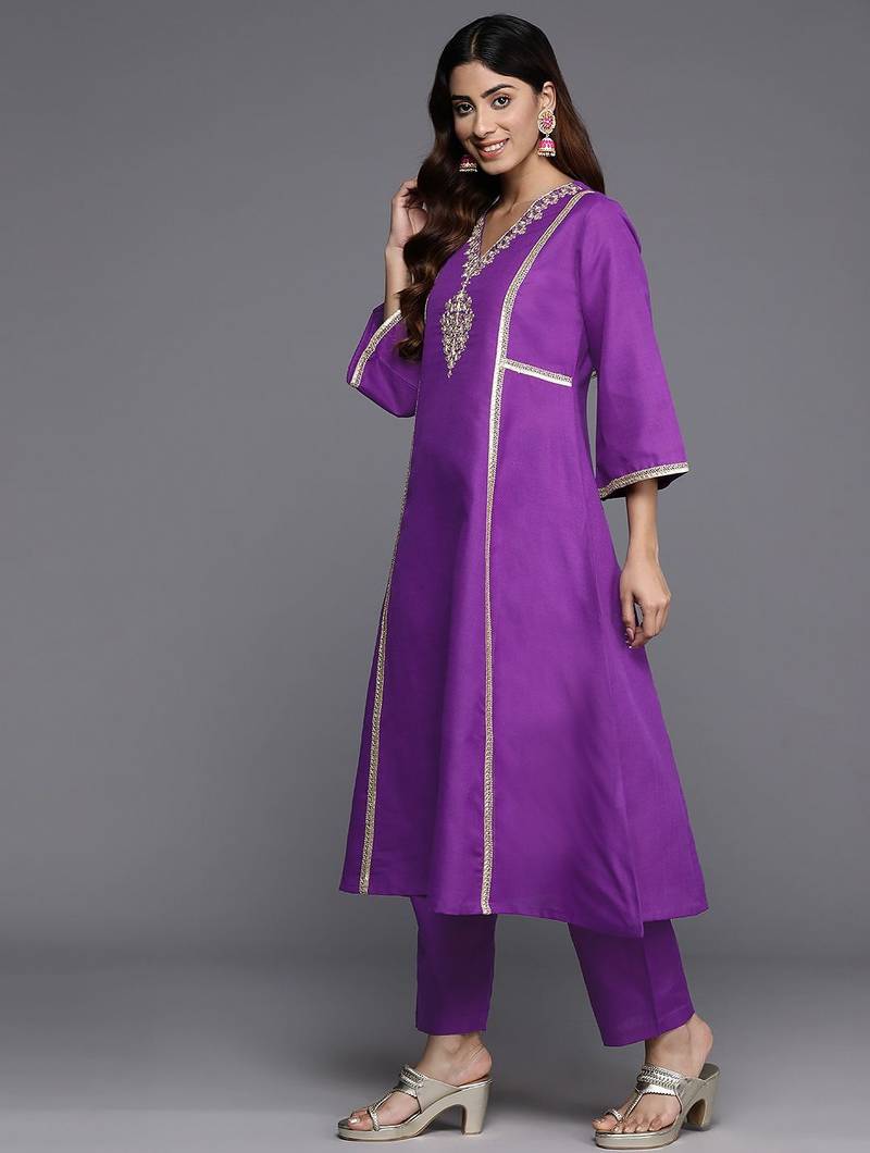 Floral Embroidered Panelled Sequinned Kurta with Trousers
