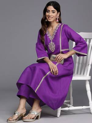 Floral Embroidered Panelled Sequinned Kurta with Trousers 7
