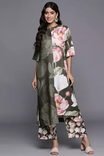Women Floral Printed Asymmetric Hem Straight Woolen Kurta with Printed Bottom