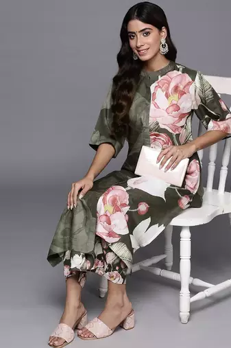 Women Floral Printed Asymmetric Hem Straight Woolen Kurta with Printed Bottom