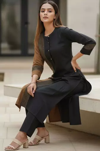 Women Colourblocked Regular Kurta with Trousers