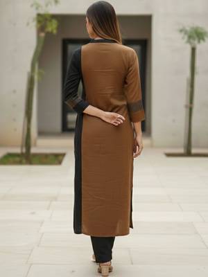 Women Colourblocked Regular Kurta with Trousers 5