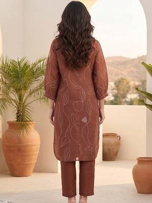 Women Printed Regular Chanderi Silk Kurta with Trousers 4