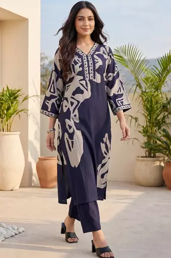 Women Printed Regular Thread Work Chanderi Silk Kurta with Trousers