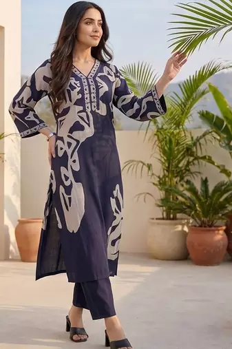 Women Printed Regular Thread Work Chanderi Silk Kurta with Trousers