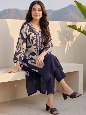 Women Printed Regular Thread Work Chanderi Silk Kurta with Trousers 3