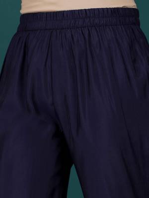 Women Printed Regular Thread Work Chanderi Silk Kurta with Trousers 4