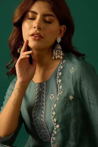 Ethnic Motifs Embroidered Round Neck Thread Work Kurta With Trousers & Dupatta
