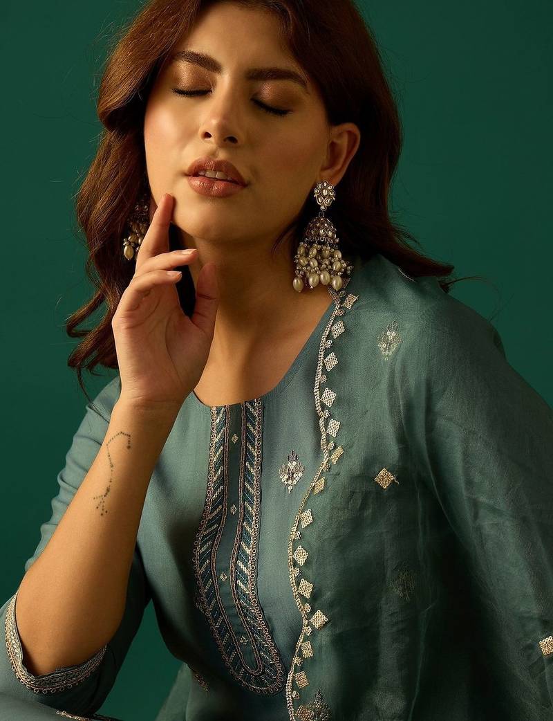 Ethnic Motifs Embroidered Round Neck Thread Work Kurta With Trousers & Dupatta