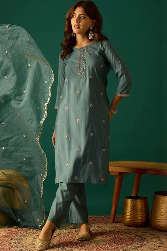 Ethnic Motifs Embroidered Round Neck Thread Work Kurta With Trousers & Dupatta
