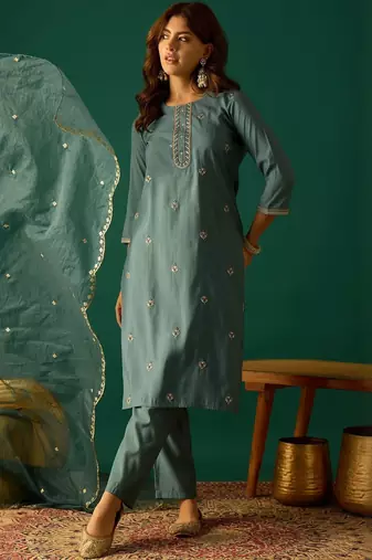 Ethnic Motifs Embroidered Round Neck Thread Work Kurta With Trousers & Dupatta