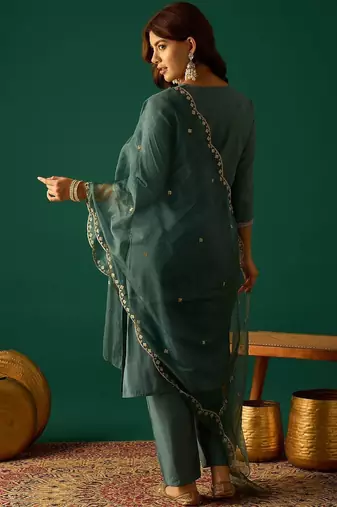 Ethnic Motifs Embroidered Round Neck Thread Work Kurta With Trousers & Dupatta
