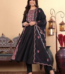 Floral Embroidered Thread Work Pure Cotton Straight Kurta with Trousers & Dupatta