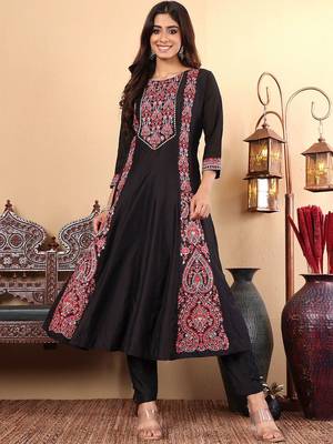 Floral Embroidered Thread Work Pure Cotton Straight Kurta with Trousers & Dupatta 7