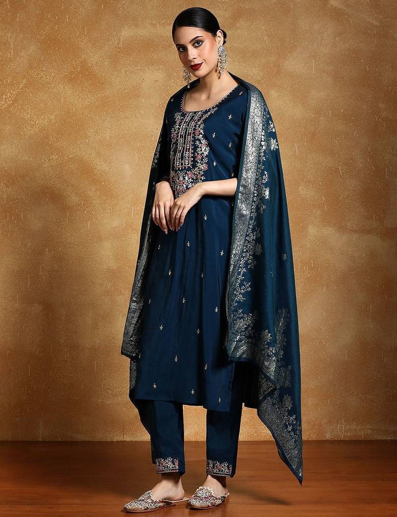 Women Floral Embroidered Regular Thread Work Kurta with Trousers & With Dupatta