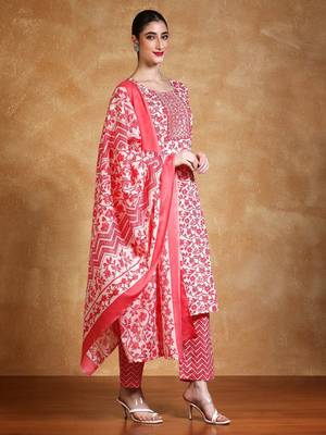Women Floral Yoke Design Regular Kurta Sets With Dupatta 4