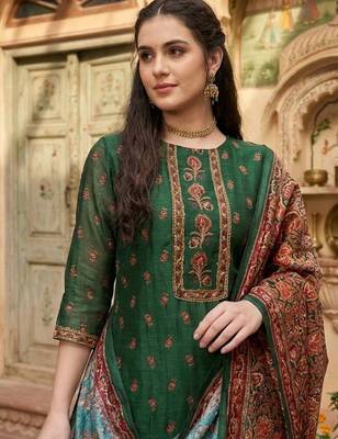Women Floral Printed Kurta with Trousers & Dupatta 2