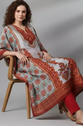 Women Floral Printed Kurta with Trousers