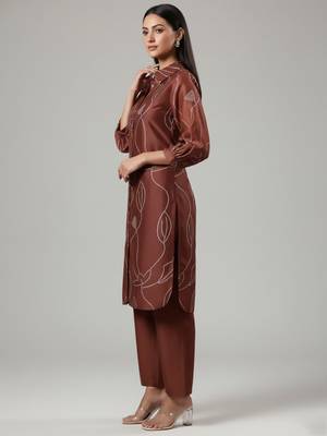 Women Bandhani Printed Regular Chanderi Silk Kurta with Trousers 4