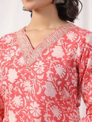 Women Floral Printed Regular Kurta with Trousers & With Dupatta 2