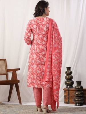 Women Floral Printed Regular Kurta with Trousers & With Dupatta 4