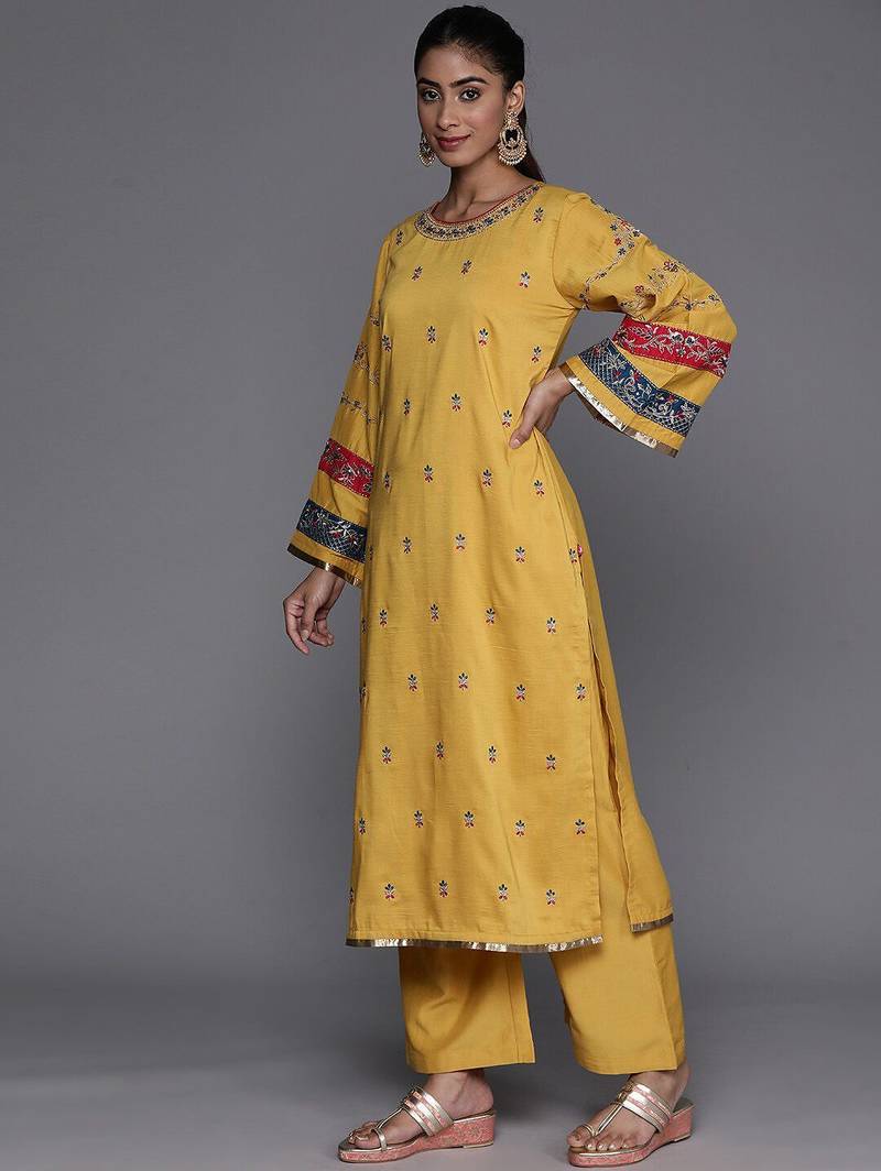Round Neck Ethnic Motifs Embroidered Regular Kurta with Trousers & With Dupatta
