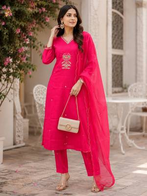 Kavindi women   s zari & sequin embroidered straight kurta pant set with organza dupatta 2