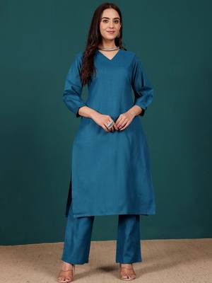 Women V-Neck Regular Kurta with Trousers 1
