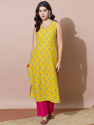 Women Floral Printed Regular Kurta with Trousers 1