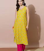 Women Floral Printed Regular Kurta with Trousers