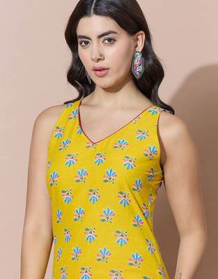 Women Floral Printed Regular Kurta with Trousers 2