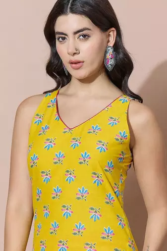 Women Floral Printed Regular Kurta with Trousers