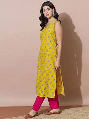 Women Floral Printed Regular Kurta with Trousers 4