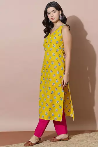 Women Floral Printed Regular Kurta with Trousers