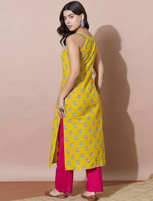 Women Floral Printed Regular Kurta with Trousers 5