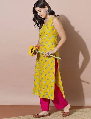 Women Floral Printed Regular Kurta with Trousers 6