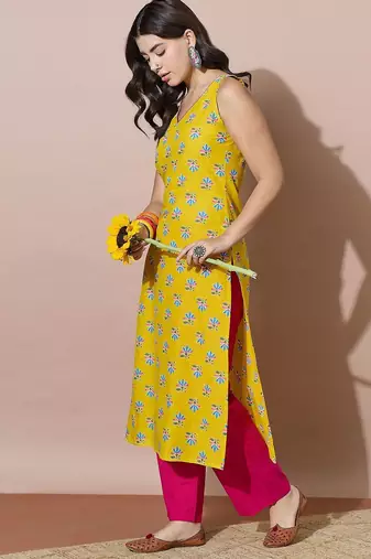 Women Floral Printed Regular Kurta with Trousers