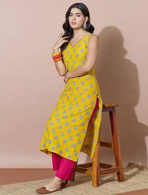 Women Floral Printed Regular Kurta with Trousers 7