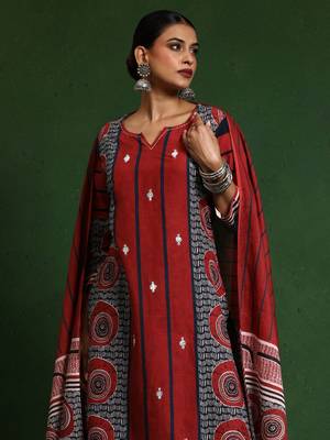 Women Printed Regular Pure Cotton Kurta with Trousers & With Dupatta 2