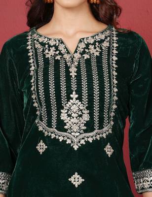 Green Floral Embroidered Regular Sequinned Velvet Kurta & Trouser & Dupatta 2