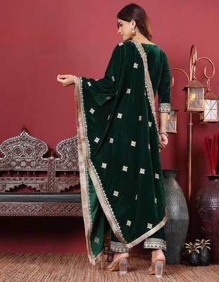 Green Floral Embroidered Regular Sequinned Velvet Kurta & Trouser & Dupatta 6
