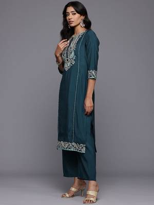 Paisley Embroidered Zari Panelled Kurta With Trousers & Dupatta 6