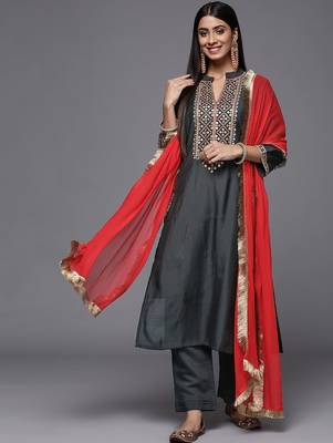 Women Floral Yoke Design Sequinned Kurta with Trousers & Dupatta 1