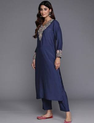 Women Floral Embroidered Thread Work Straight Kurta & Trousers With Dupatta 5