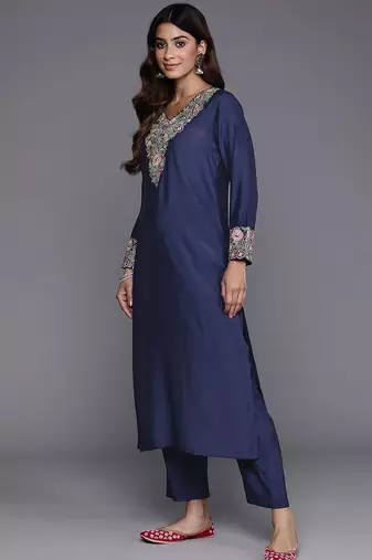 Women Floral Embroidered Thread Work Straight Kurta & Trousers With Dupatta