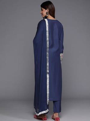 Women Floral Embroidered Thread Work Straight Kurta & Trousers With Dupatta 6