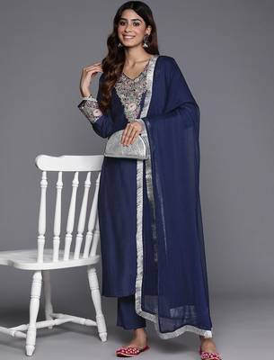 Women Floral Embroidered Thread Work Straight Kurta & Trousers With Dupatta 7