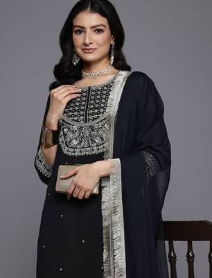 Women Zari Embroidered Kurta Set 2
