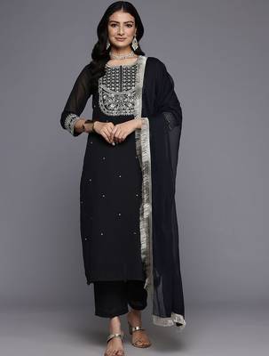 Women Zari Embroidered Kurta Set 1